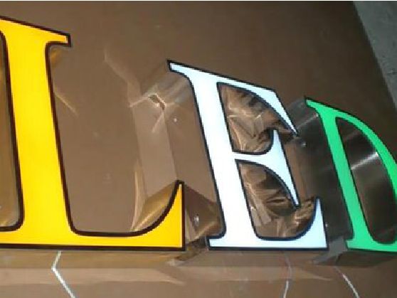 隆安介绍LED招牌的基础知识。